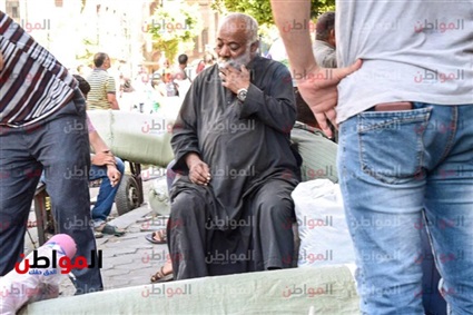 عجوز يدخن