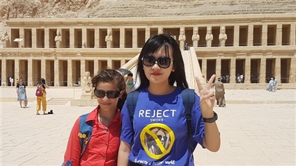 سائحة أمام معبد حتشبسوت