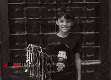طفل يبيع مسابح