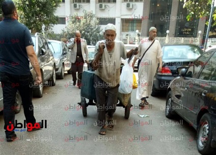 مسن أرهقه الزمن