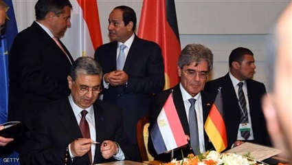 السيسي يؤدي العبادة