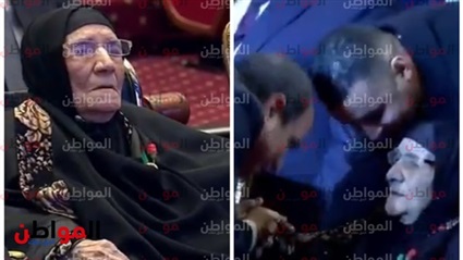 السيسي يقبل يد سيدة