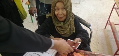 سيدة كفيفة
