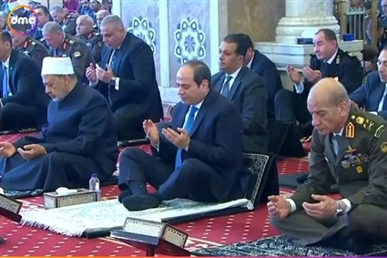 صور.. السيسي يؤدي